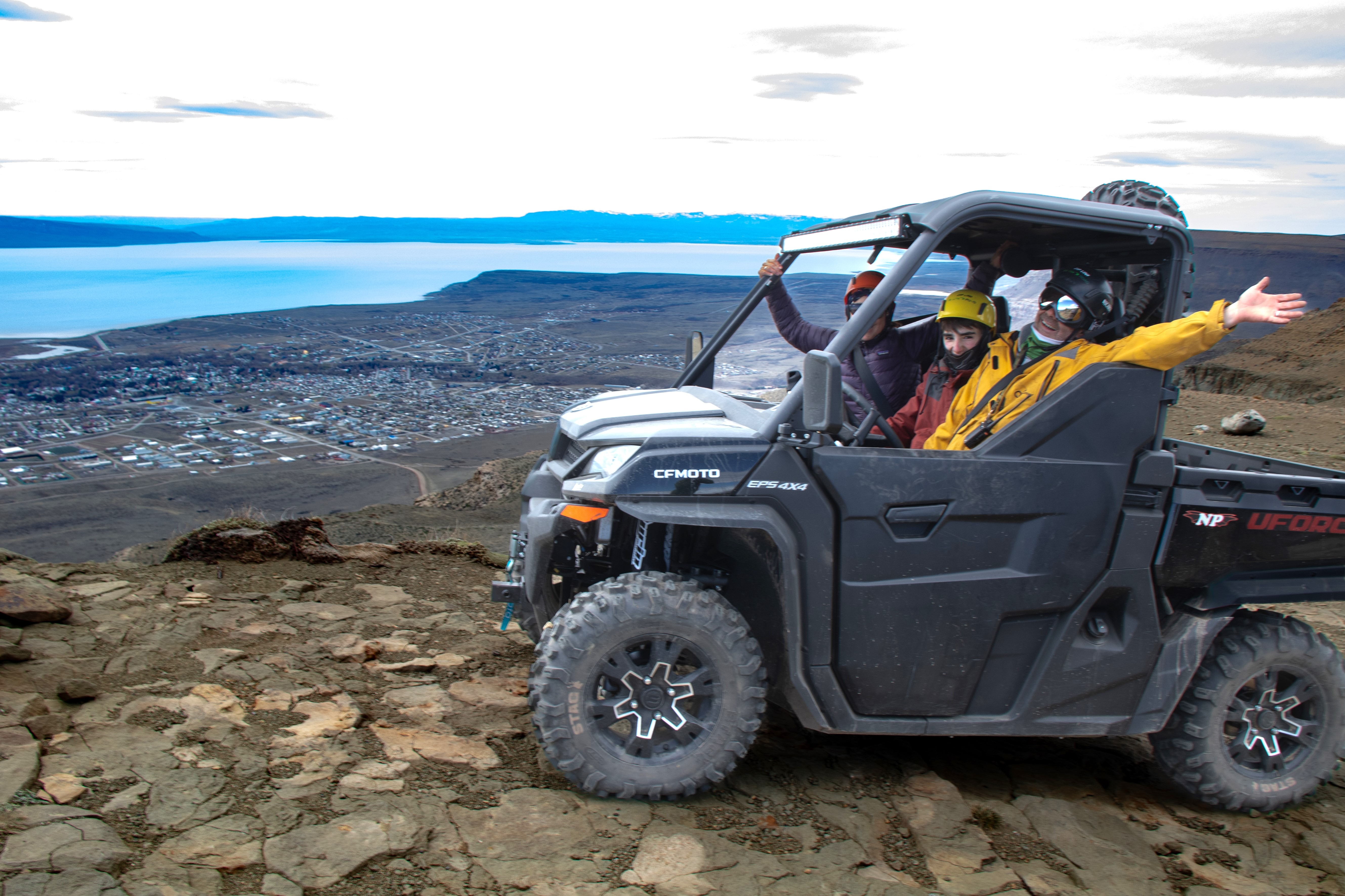 Visitantes en un vehículo UTV con vistas de El Calafate y el Lago Argentino