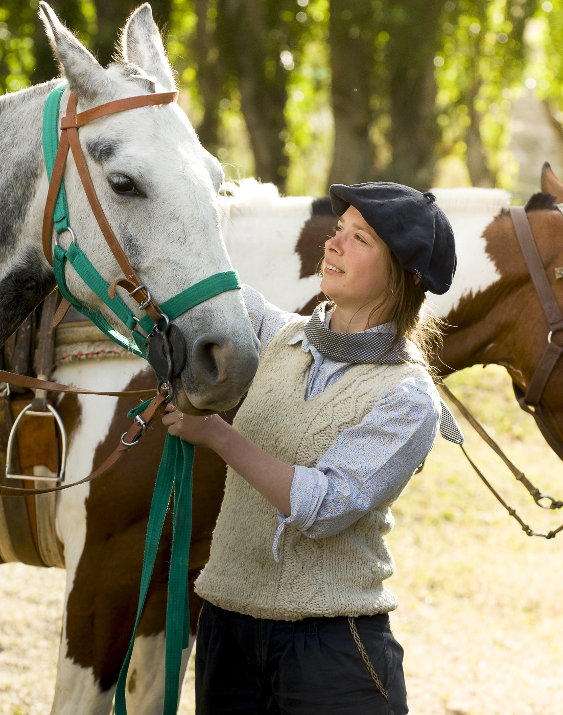 Participante junto a un caballo de Cabalgata Experience en Estancia 25 de Mayo